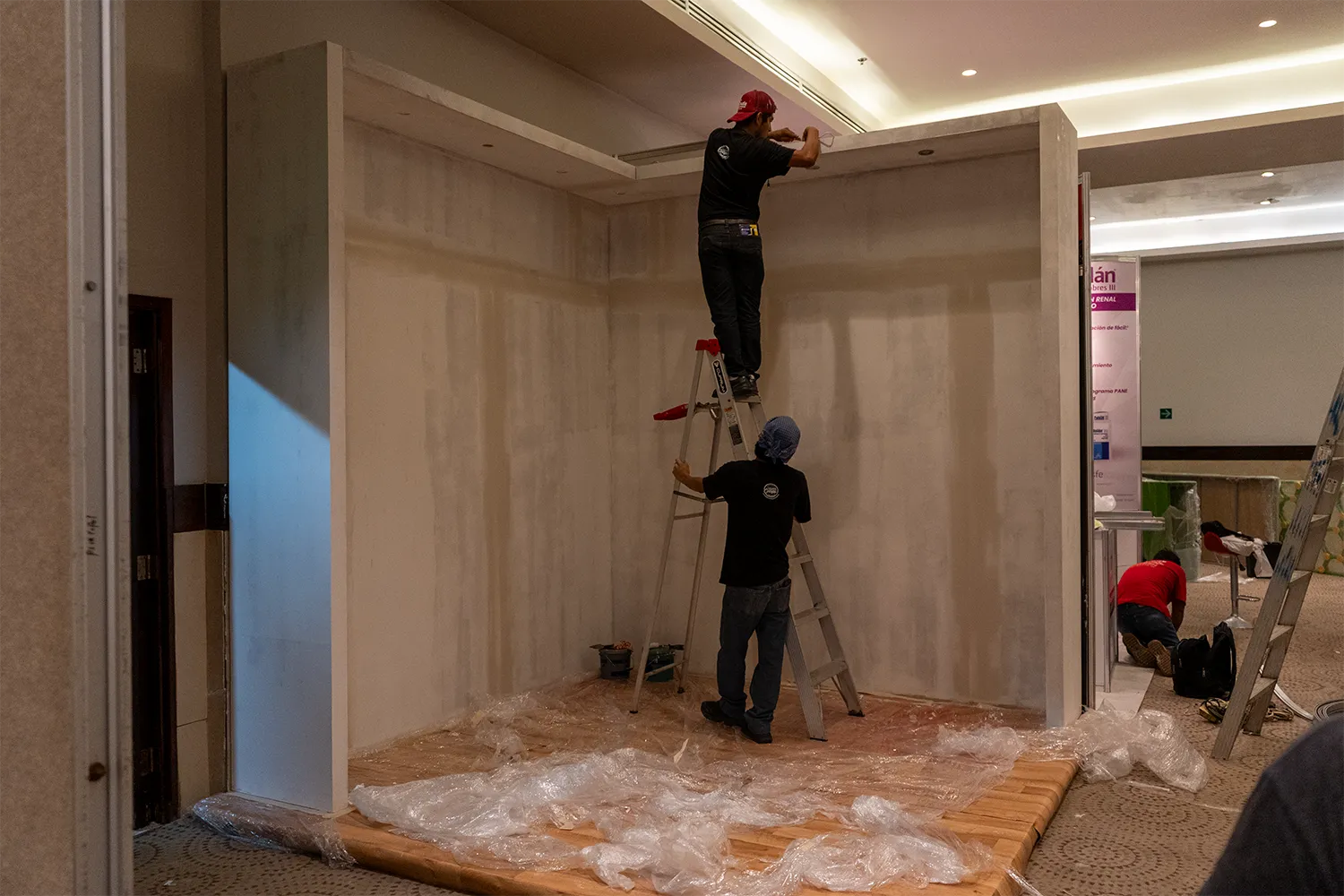 Instalación de escenografía para el Congreso Nacional de Nefrología 2023