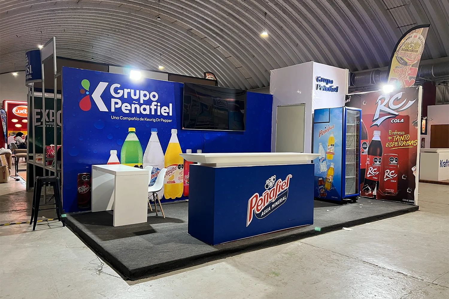 Expo Sánchez 2023: stand corporativo con branding y área de atención
