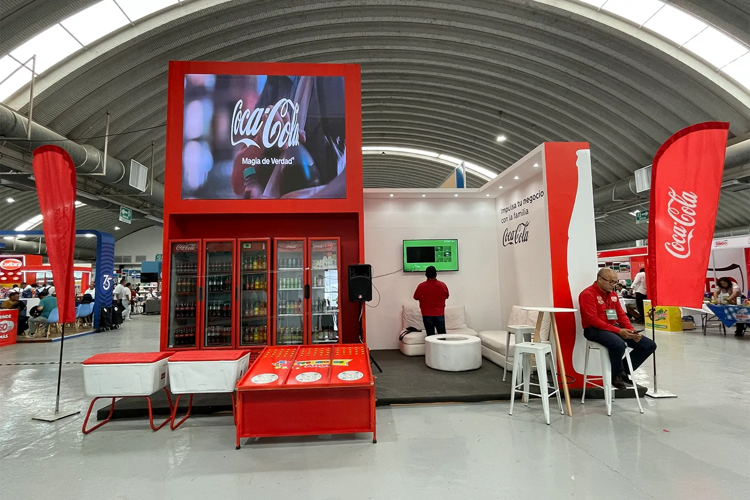 Expo Sánchez 2023: stand de marca con estructura roja y área de exhibición