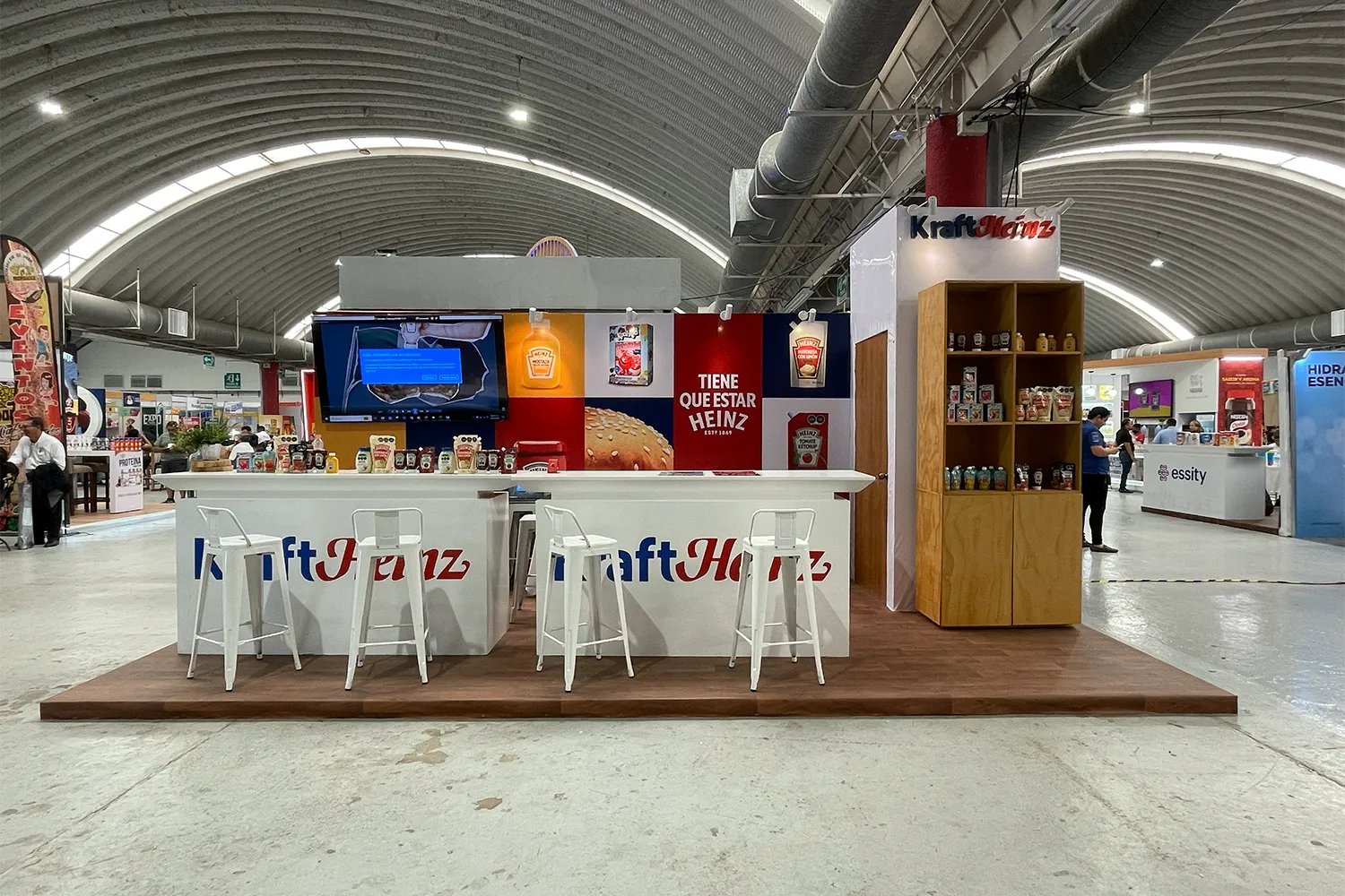 Expo Sánchez 2023: stand con barra frontal y área de demostración de productos