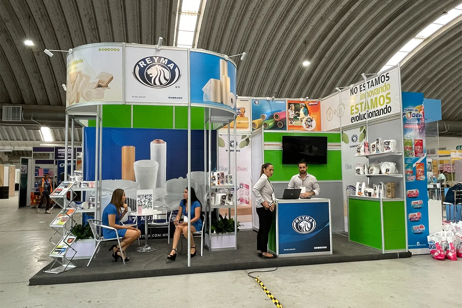 Expo Sánchez 2023: stand modular con torre de marca y exhibición lateral