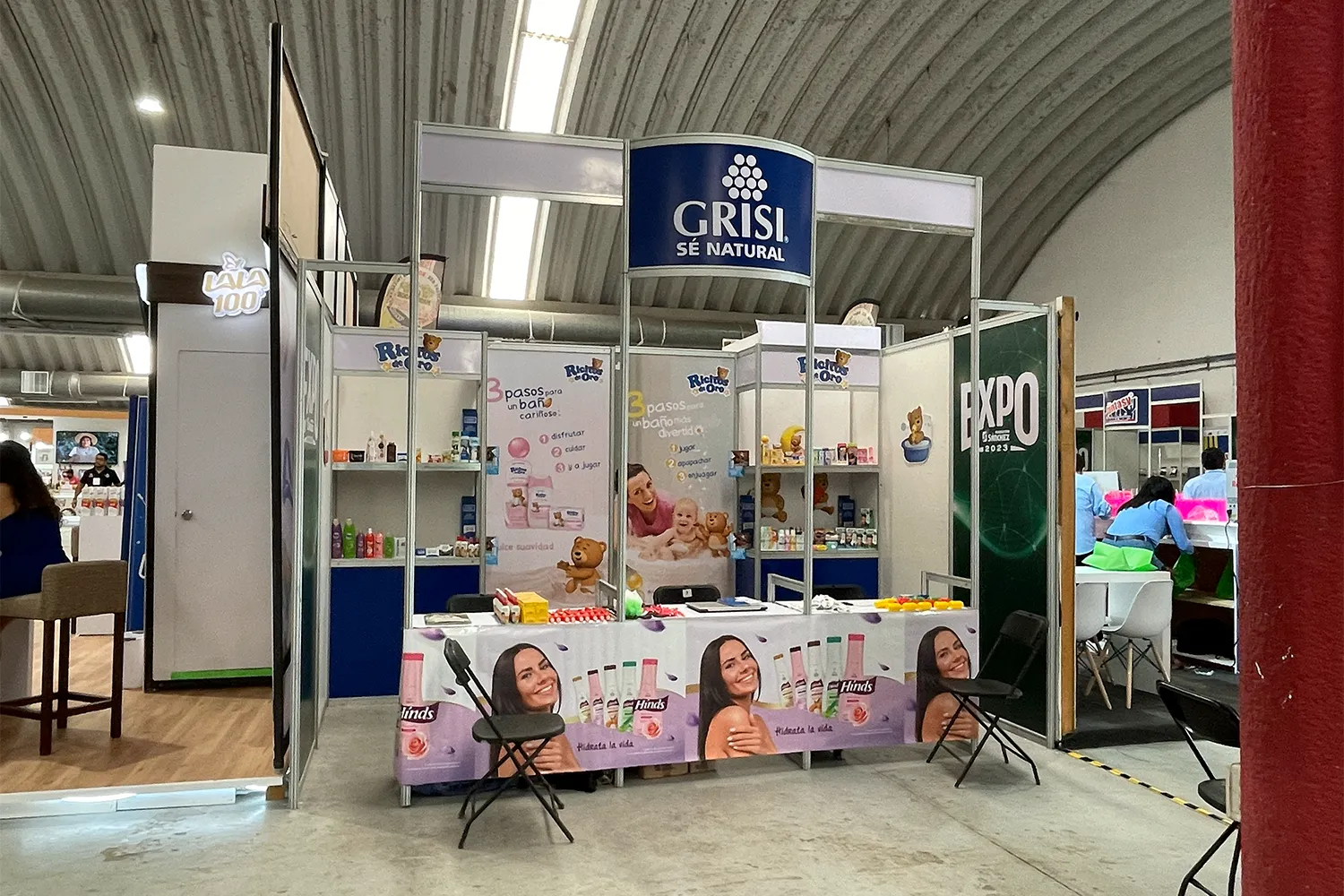 Expo Sánchez 2023: stand con gráficos de marca y mostrador frontal