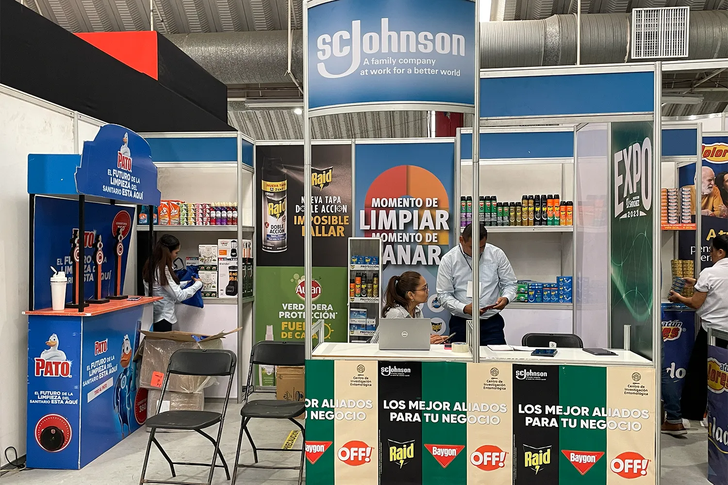 Expo Sánchez 2023: stand con estructura vertical y área de atención al visitante