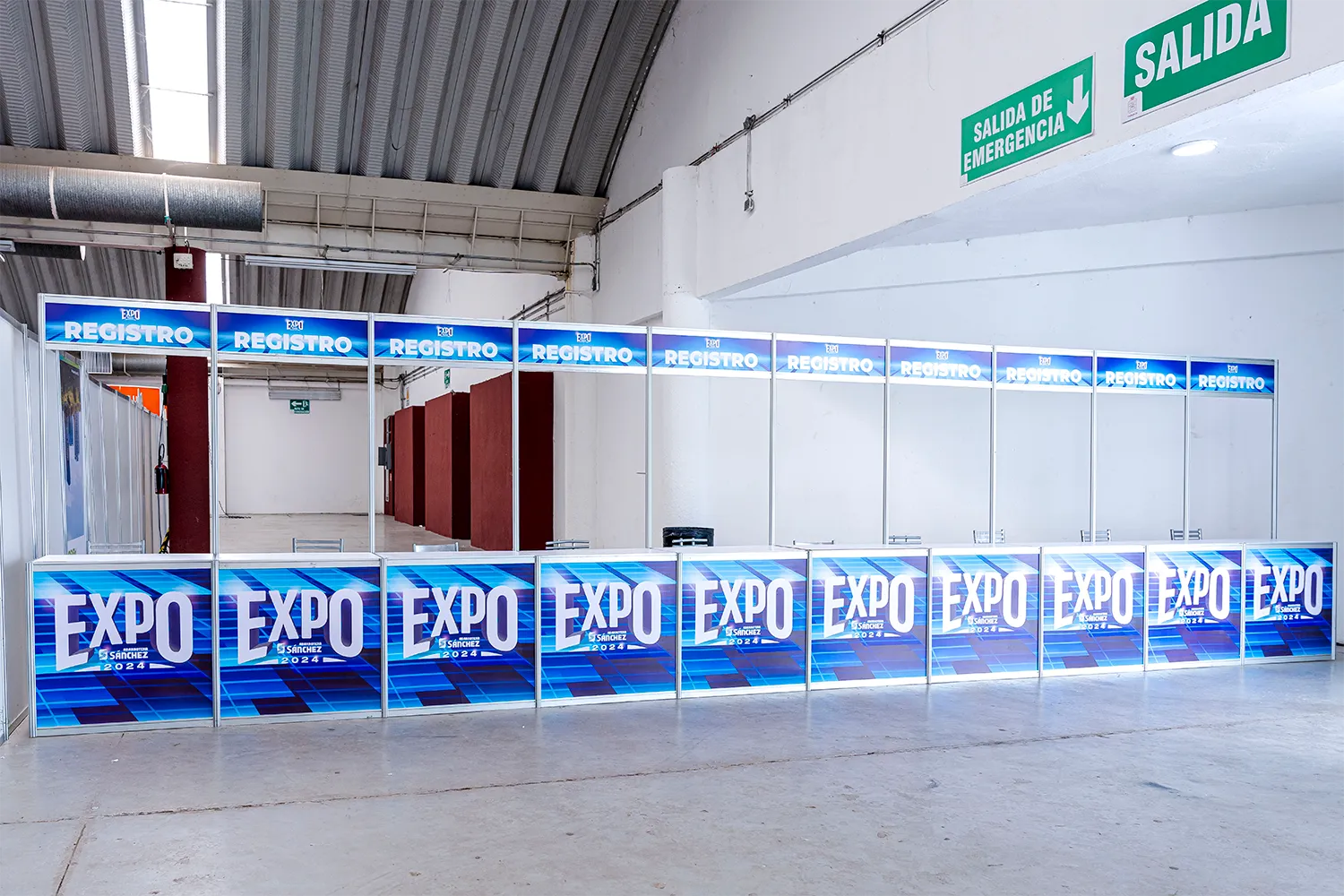 Línea de módulos de registro con branding de Expo Sánchez 2024, listos para el evento.