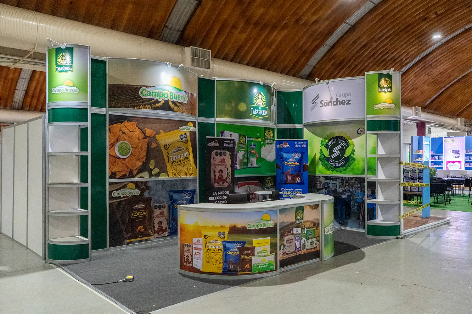 Stand para La Tabasqueña / Campobuenos en acción dentro de Expo Sánchez 2025