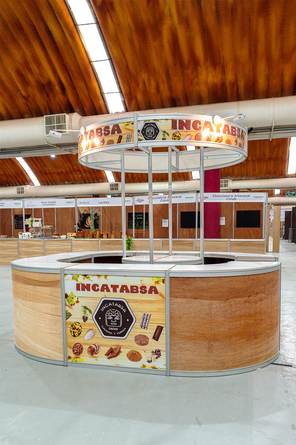 Stand tipo isla de 360 grados para la marca INCATABSA, diseñado y montado por Expodiseño.