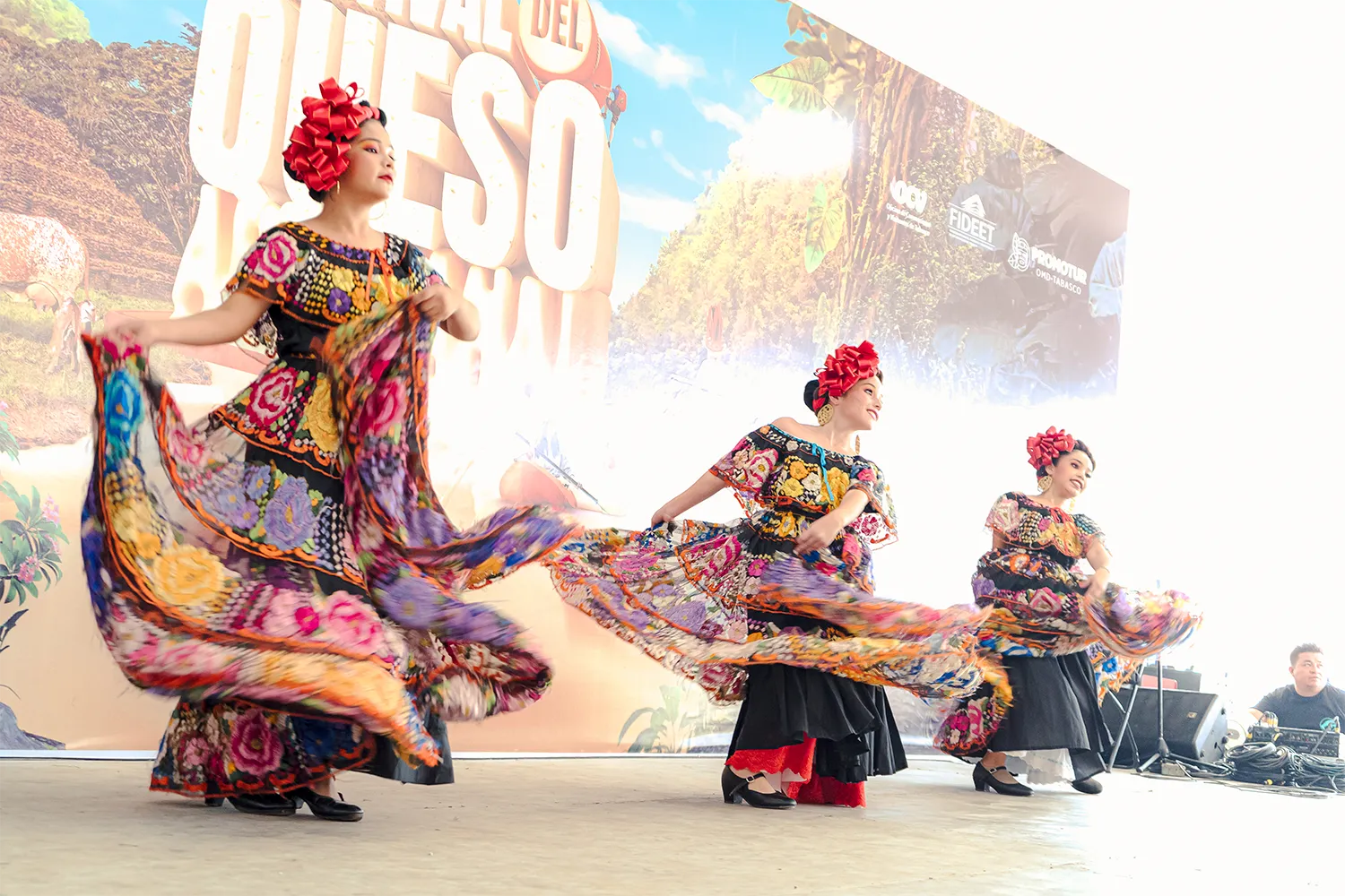 Pareja de bailarines de zapateado en el escenario del Festival del Queso 2023.