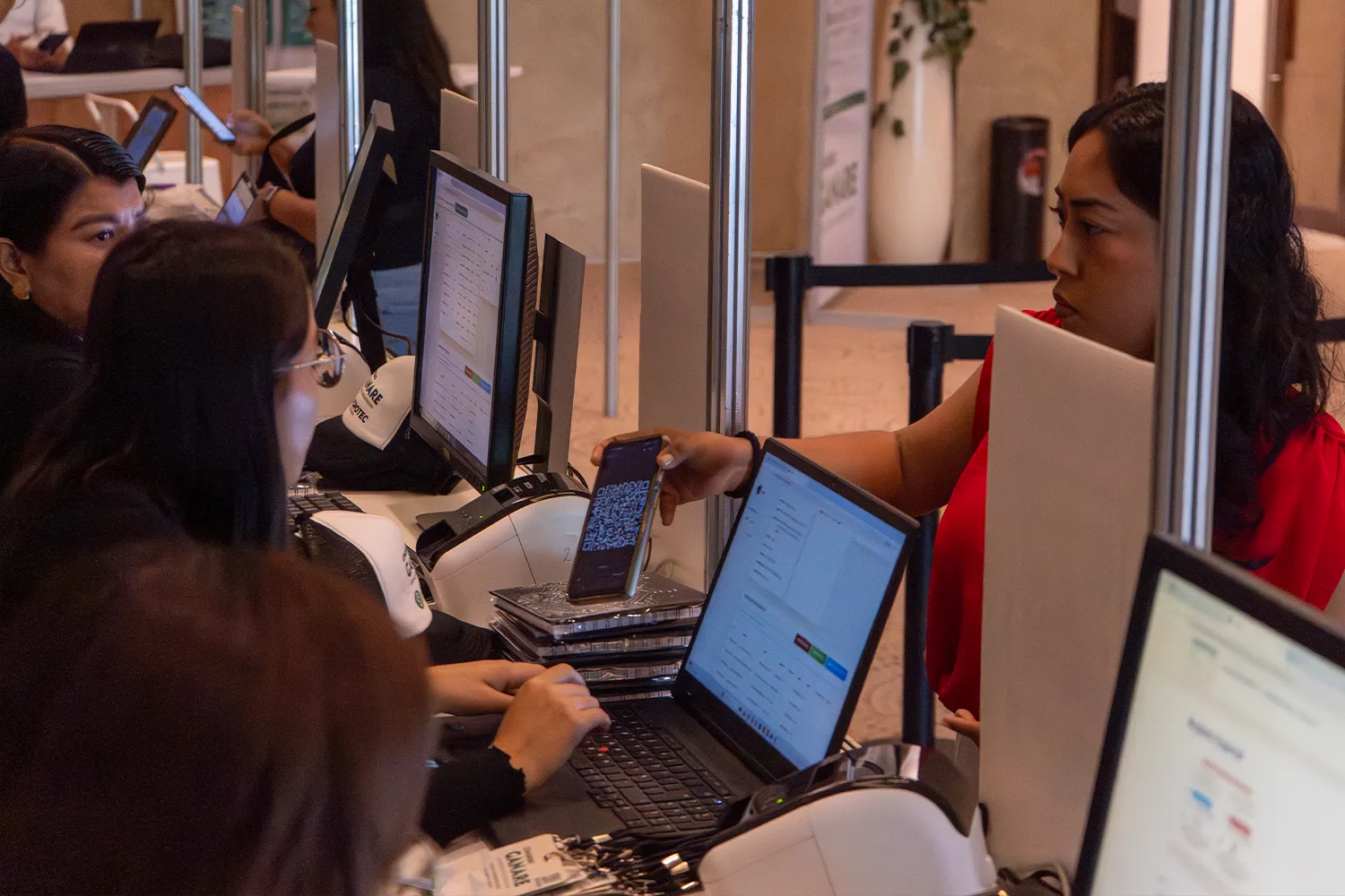 Equipo de registro y entrega de acreditaciones en GANARE 2025