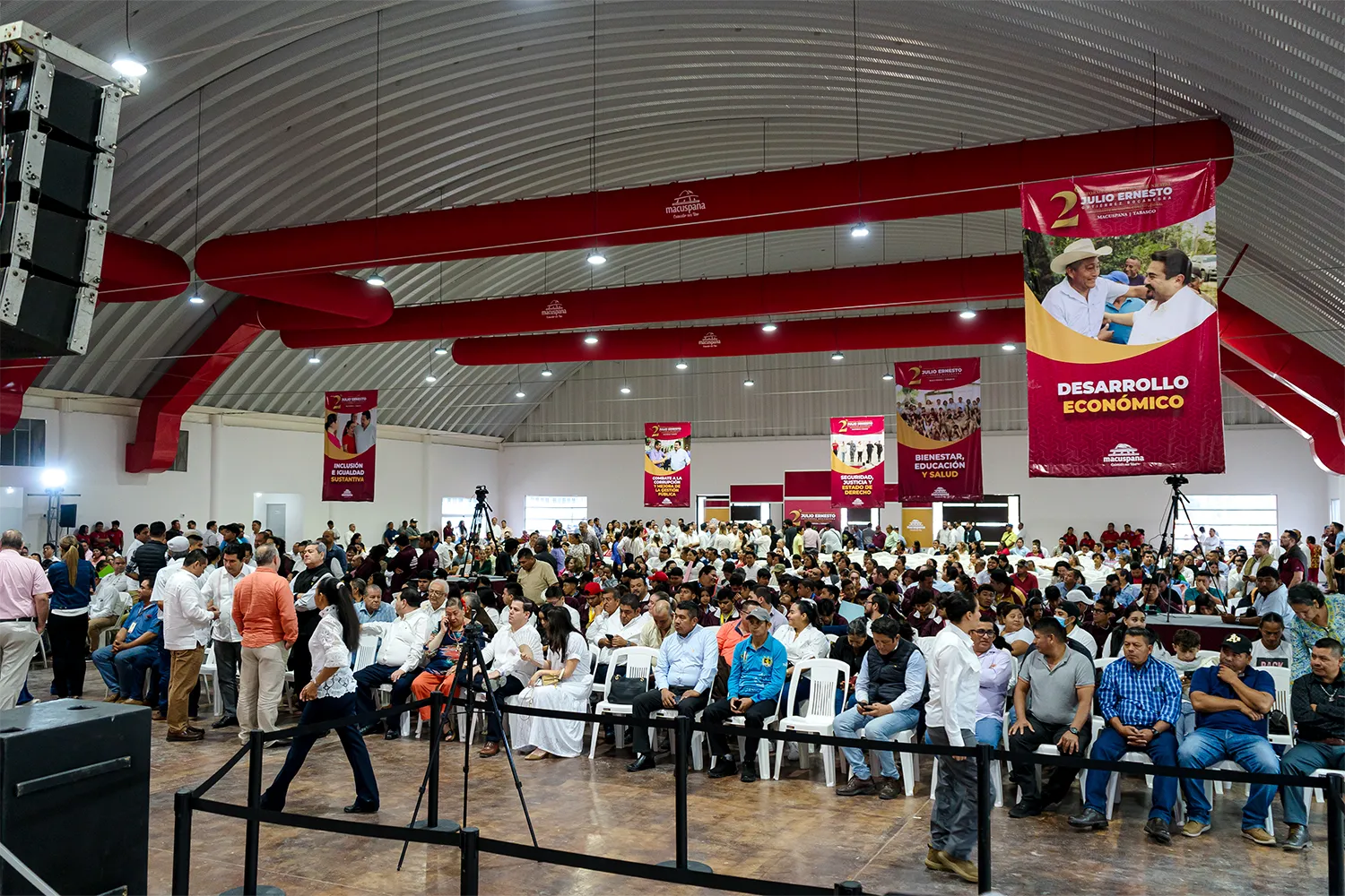 Público general y asistentes llenando el recinto durante la celebración del Segundo Informe de Gobierno de Macuspana.