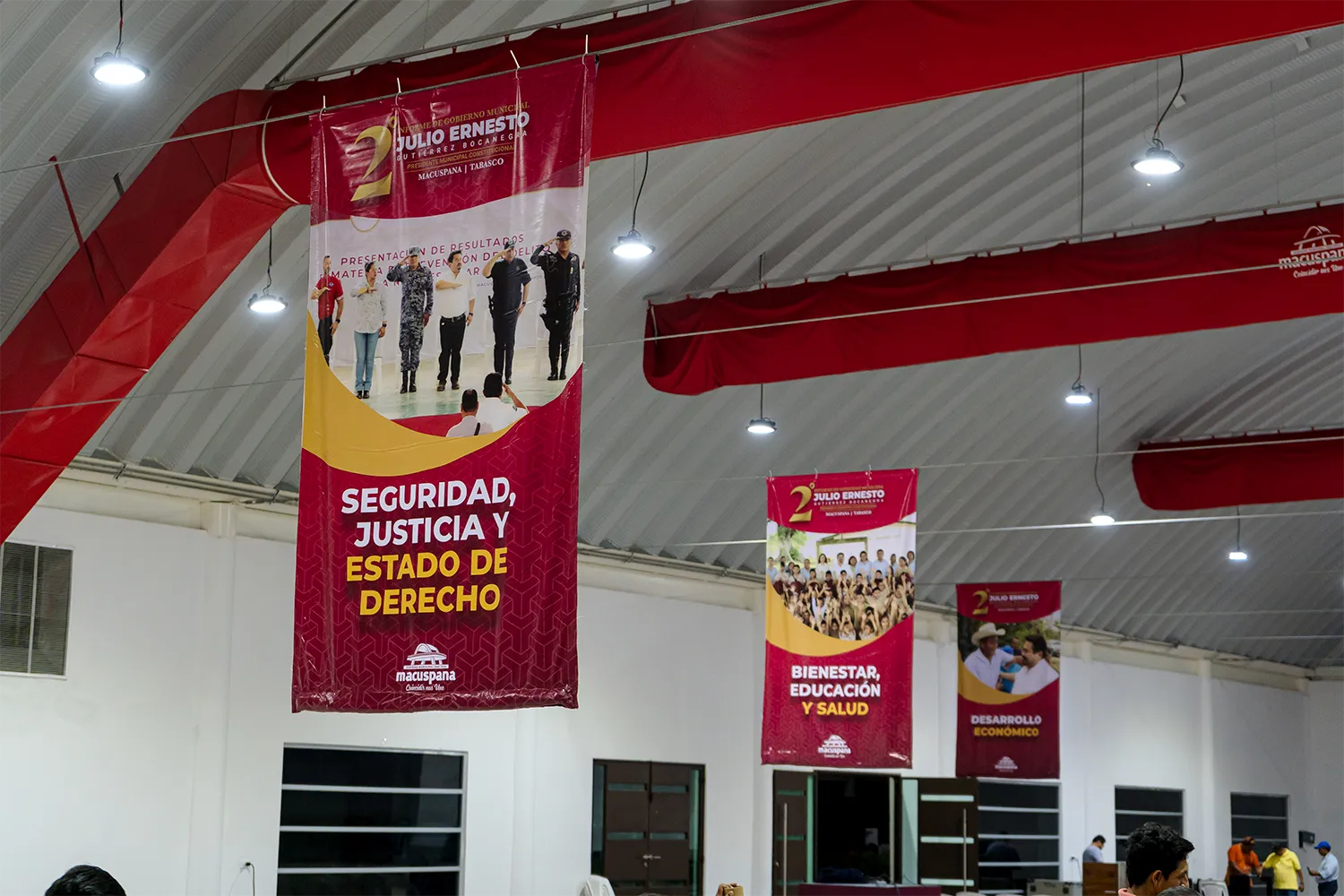 Pendones colgantes con el diseño gráfico de los ejes de gobierno, impresos e instalados para el evento.
