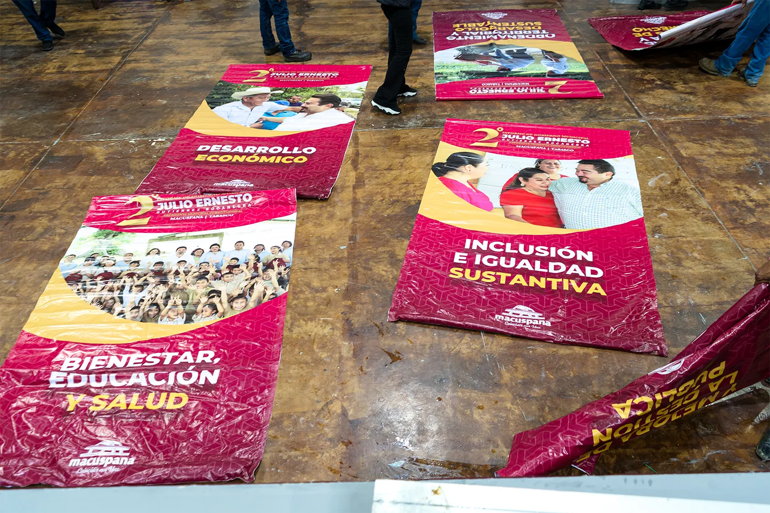 Lonas impresas con los temas del informe listas en el suelo para su posterior montaje.