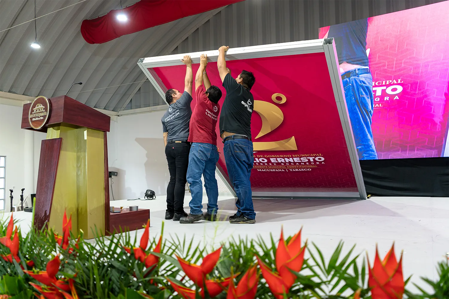 Equipo de Expodiseño durante montaje de los páneles y la escenografía del informe de gobierno.