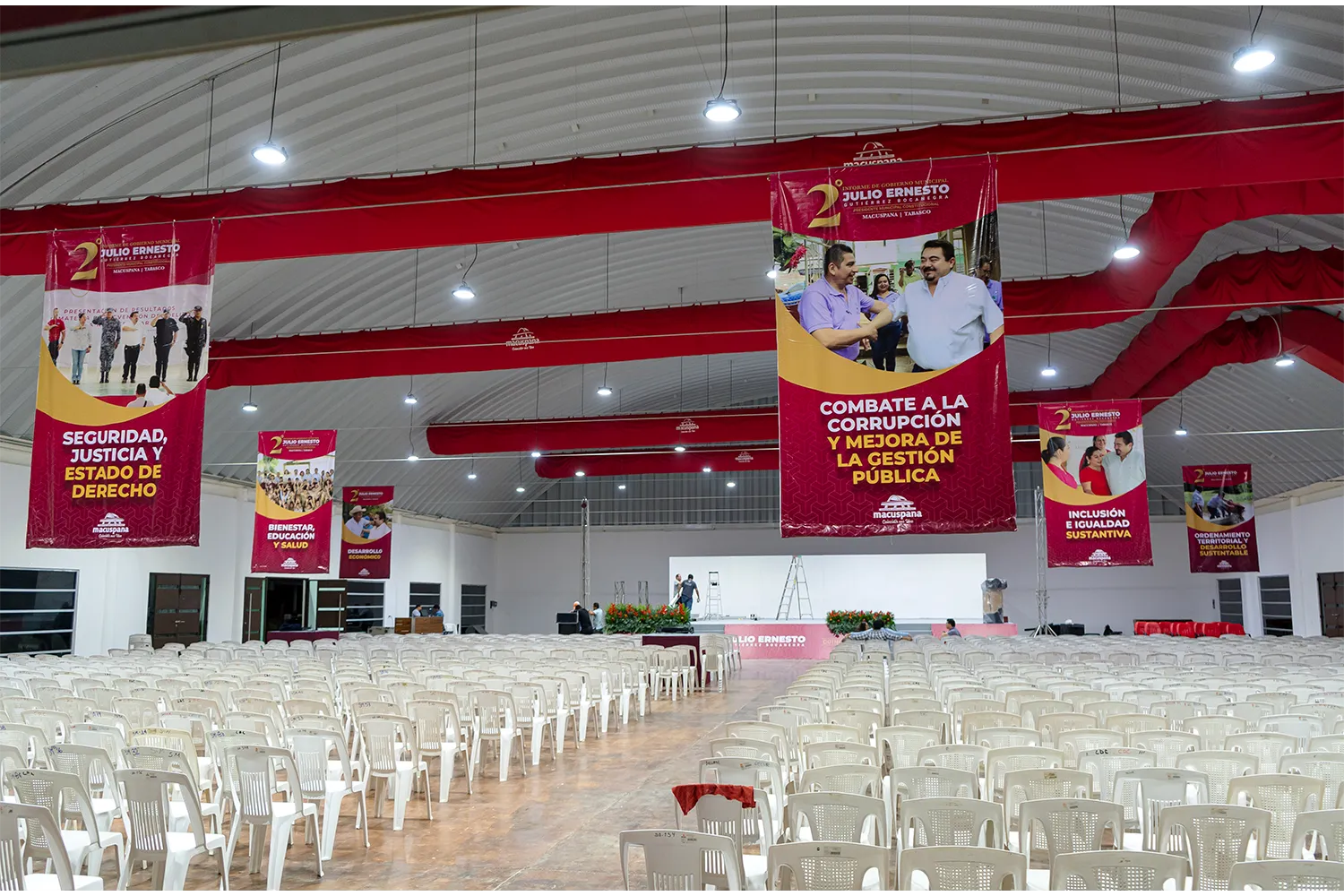 Vista panorámica del recinto preparado con sillería y pendones antes de la llegada de los asistentes.